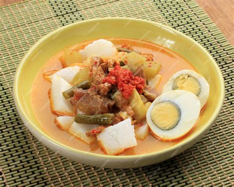  Lontong Sayur: A Flavorful Symphony of Coconut Milk and Aromatic Spices!