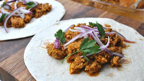  Cochinita Pibil: Suussa Sulatava Merenmaisen Makea ja Tietämys Kypsennyksen Taidosta!