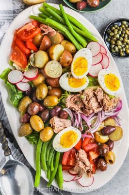  Salade Niçoise - A symphony of fresh flavors and a delightful dance on your palate!